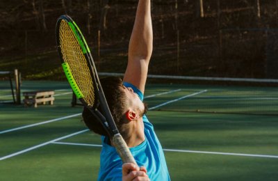 Spela tennis och badminton
