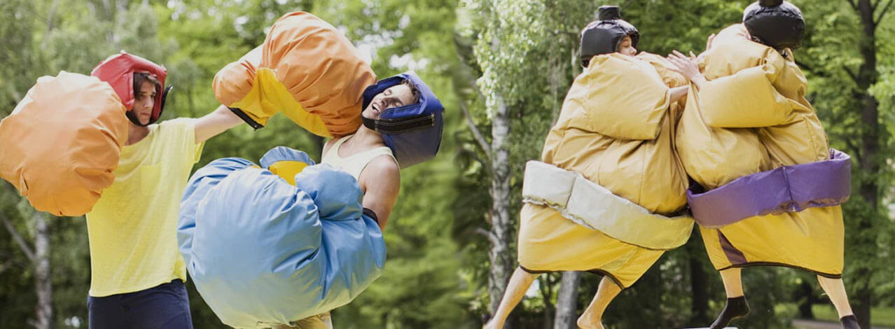 Två personer som utövar bouncy boxing